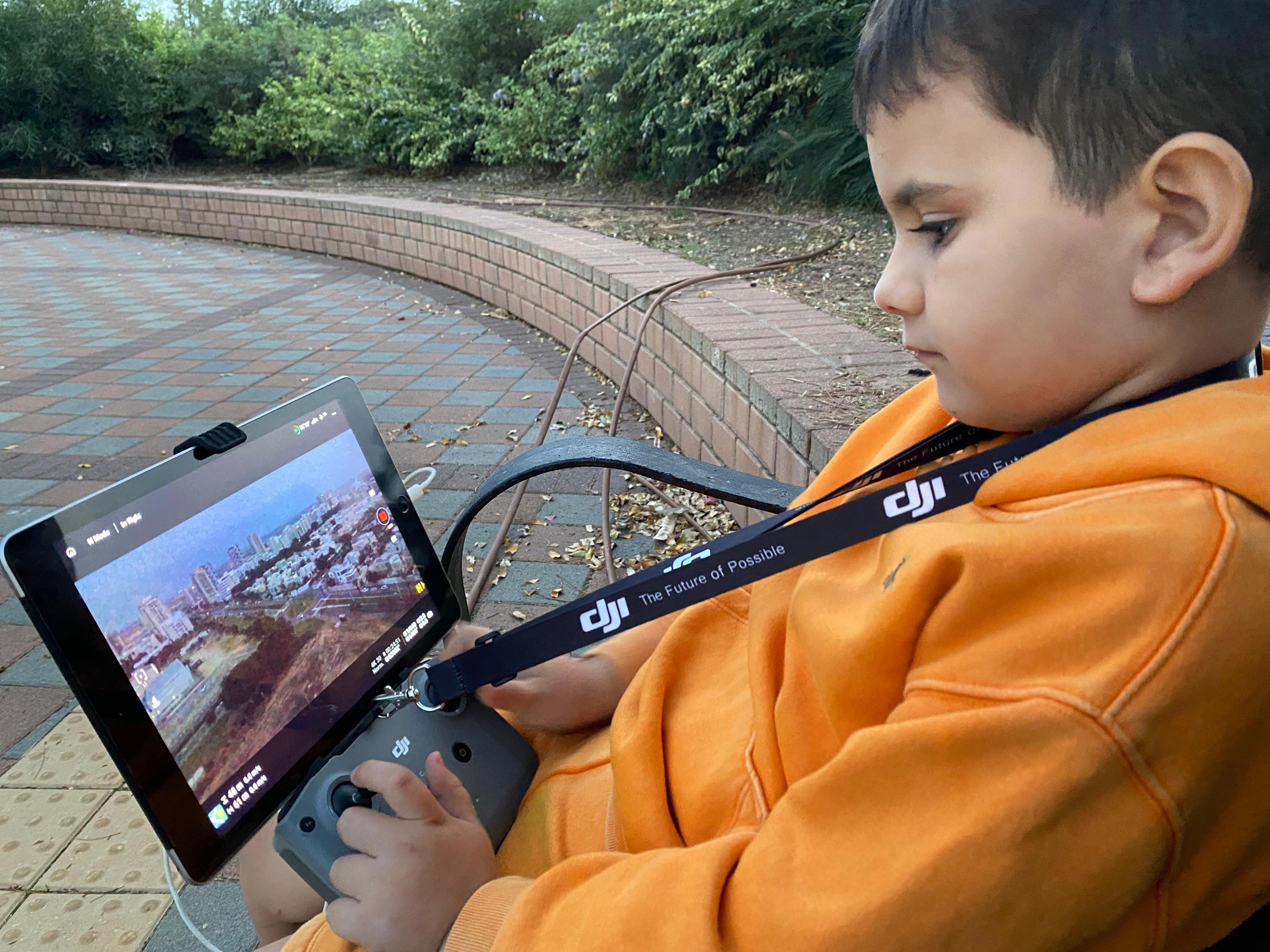 ילד מטיס רחפן - חוויה לילד